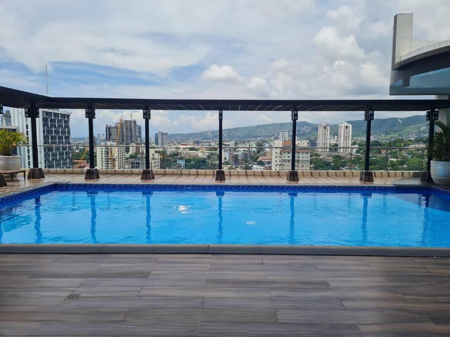 Apartment Chic Studio 5 Min Walk To Business Park/ayala *