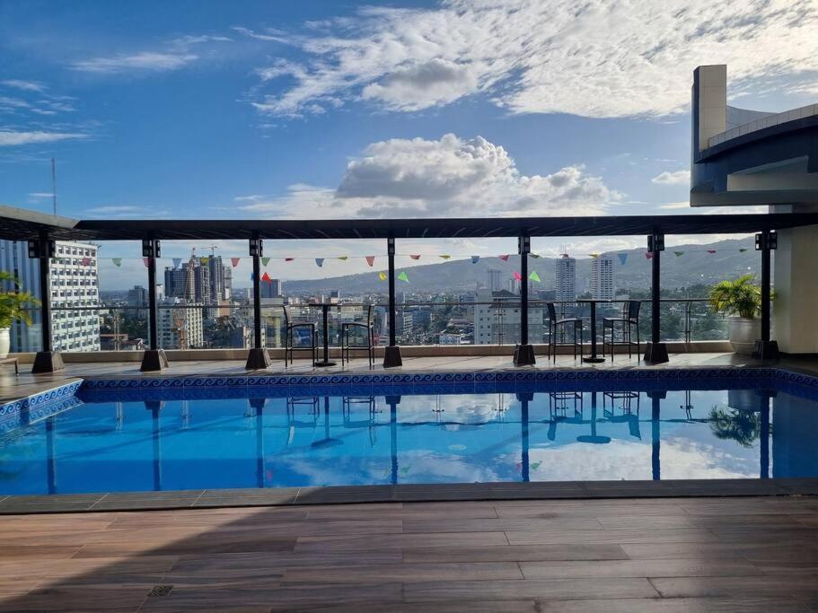 Apartment Chic Studio 5 Min Walk To Business Park/ayala *